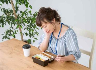 Q 食事を取りながらの電話当番は労働時間ですか？